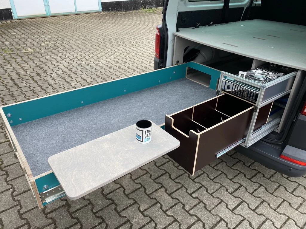 TRAVEL-SLEEP-BOX Heavy Duty im Transporter langer Radstand, ausgezogen, zeigt robusten Schlaf- und Stauraum für Roadtrips.