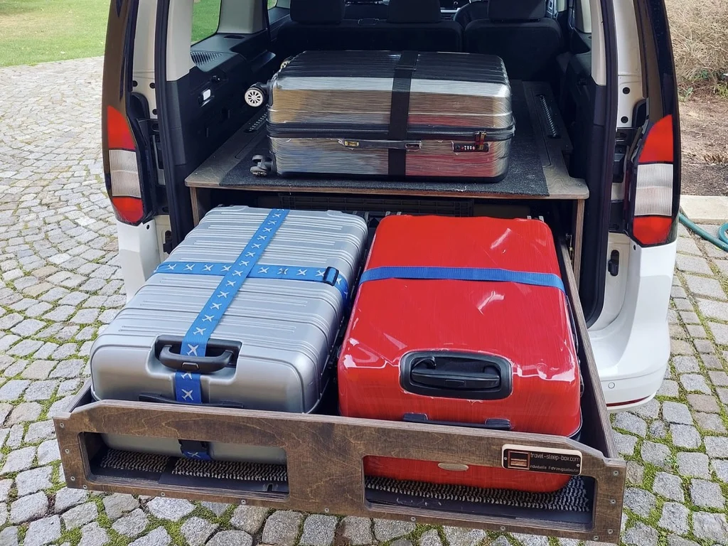 Ford Tourneo Custom Connect, geöffnete TRAVEL-SLEEP-BOX mit großer Schublade für Reisebedarf.