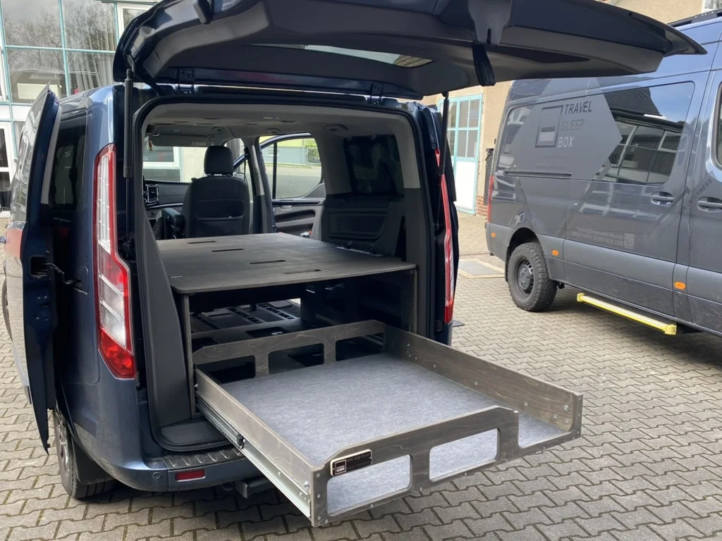 TRAVEL-SLEEP-BOX im Ford Tourneo Custom, zeigt funktionale Lösung zum Schlafen und Verstauen