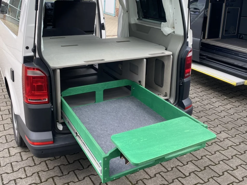 Schlafsystem der TRAVEL-SLEEP-BOX im Transporter kurzer Radstand