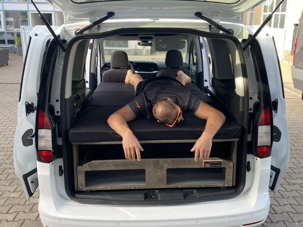 Ford Tourneo Custom Connect mit TRAVEL-SLEEP-BOX, große Schublade geöffnet, praktische Organisation sichtbar.