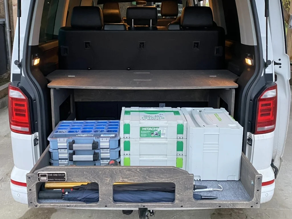 Passgenaue TRAVEL-SLEEP-BOX Basismodul 600 im VW T6.1 Innenraum