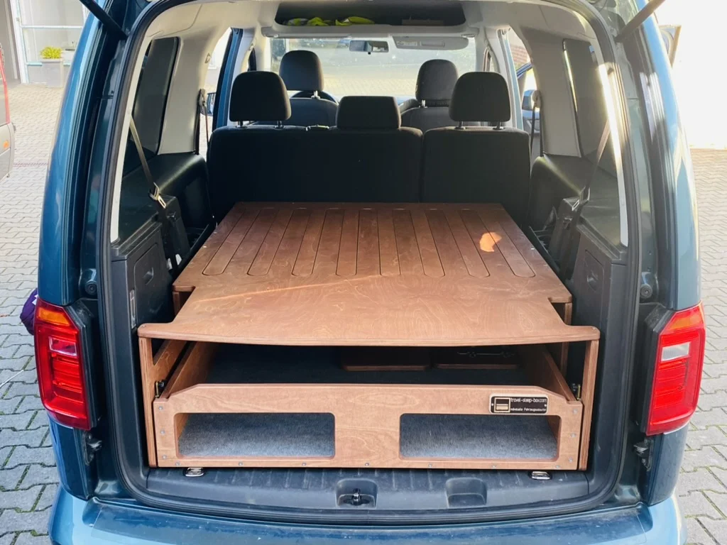 TRAVEL-SLEEP-BOX im Heck des VW Caddy Maxi mit Stauraum für Camping und Alltag