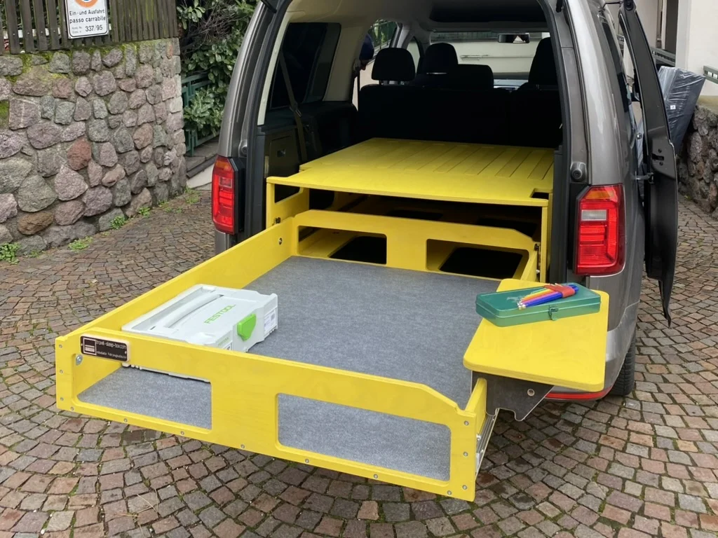 TRAVEL-SLEEP-BOX im VW Caddy Maxi mit großer Schublade zur übersichtlichen Aufbewahrung