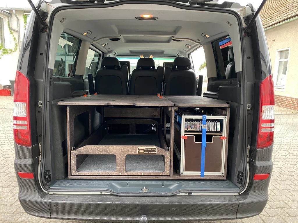 TRAVEL-SLEEP-BOX im Mercedes-Benz Viano, ausgezogen, zeigt Schlafbereich und geordneten Stauraum