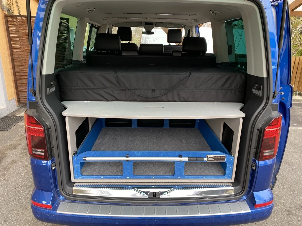TRAVEL-SLEEP-BOX Basismodul 1000 schnell eingebaut im VW Multivan