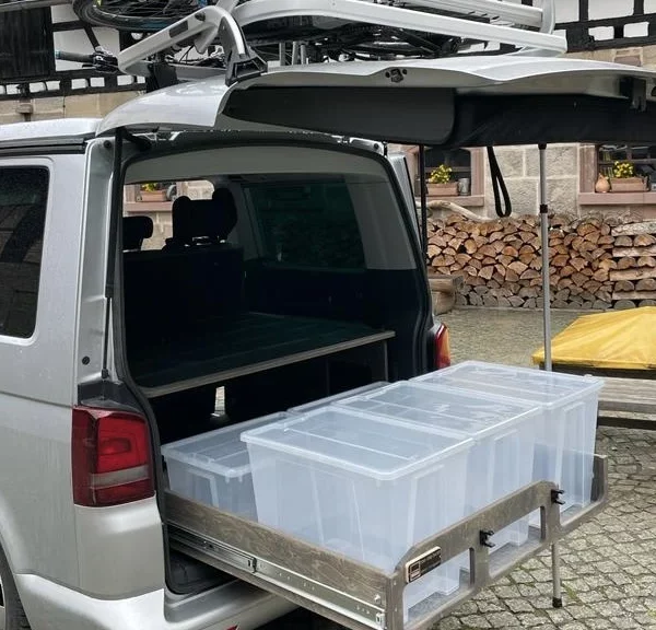 Ausgezogene TRAVEL-SLEEP-BOX Staubox im VW California Beach