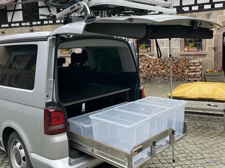 Ausgezogene TRAVEL-SLEEP-BOX Staubox im VW California Beach