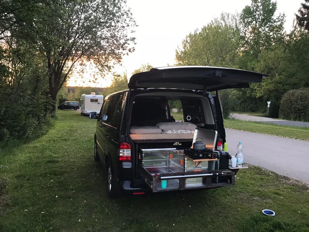 TRAVEL-SLEEP-BOX im VW Multivan auf Roadtrip