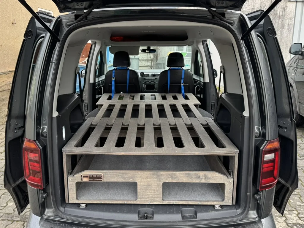 TRAVEL-SLEEP-BOX im VW Caddy mit großer Schublade zur übersichtlichen Aufbewahrung