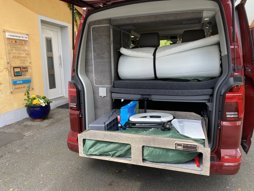 Voll ausgezogene Staubox der TRAVEL-SLEEP-BOX im VW California Ocean