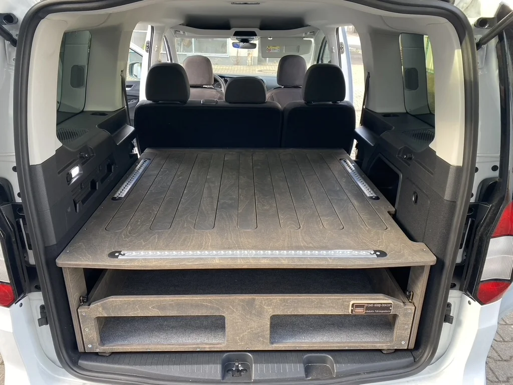 Große Schublade der TRAVEL-SLEEP-BOX im Ford Tourneo Custom Connect, ideal zum Verstauen von Gepäck.