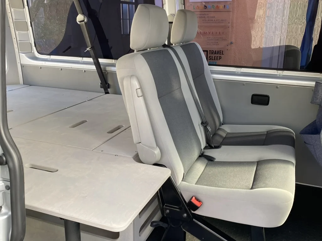 Stauraumsystem der TRAVEL-SLEEP-BOX im Transporter langer Radstand