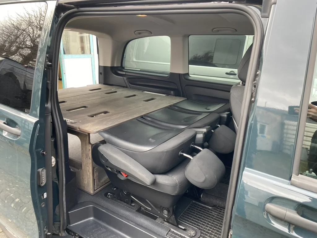 Mercedes-Benz Vito mit TRAVEL-SLEEP-BOX, zeigt schnellen Wechsel zwischen Alltags- und Schlafmodus