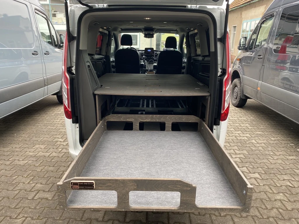 Große Schublade der TRAVEL-SLEEP-BOX im Ford Tourneo Custom mit Platz für Campingzubehör