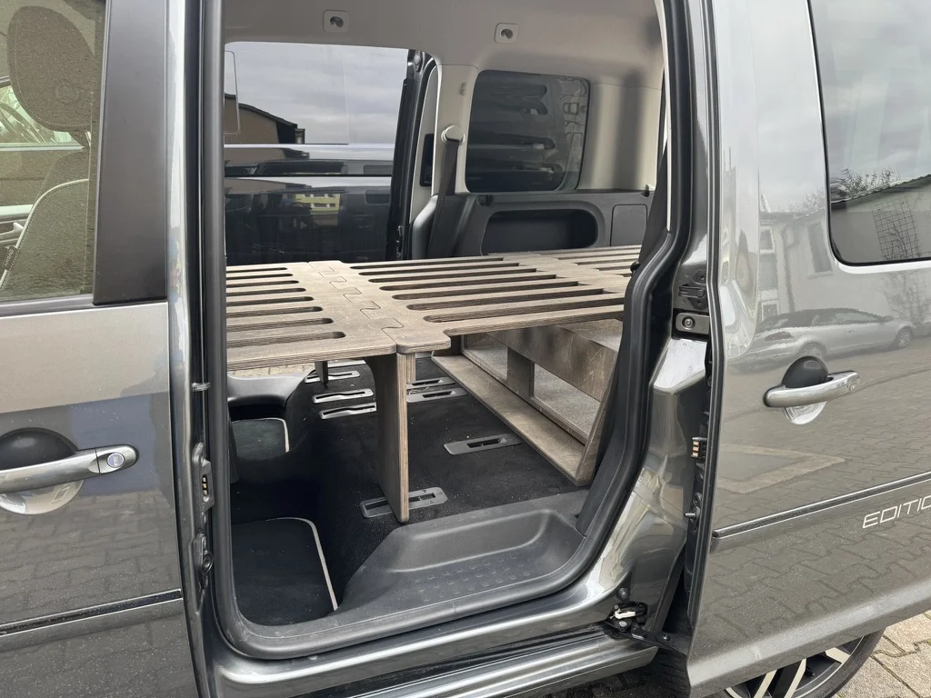 TRAVEL-SLEEP-BOX im Heck des VW Caddy mit Stauraum für Camping und Alltag