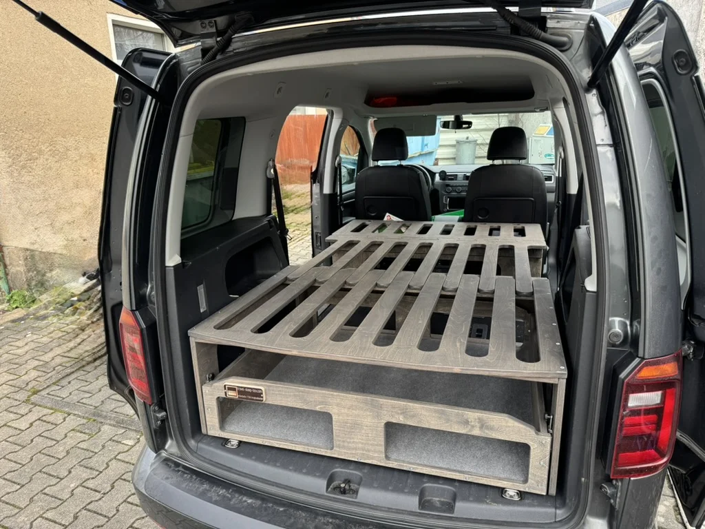 VW Caddy mit eingebauter TRAVEL-SLEEP-BOX, kompakte Campinglösung für Alltag und Reise