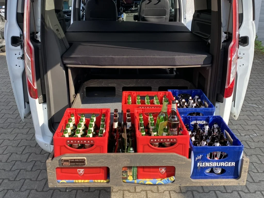 TRAVEL-SLEEP-BOX im Ford Tourneo Custom, zeigt Schlafbereich und große Schublade