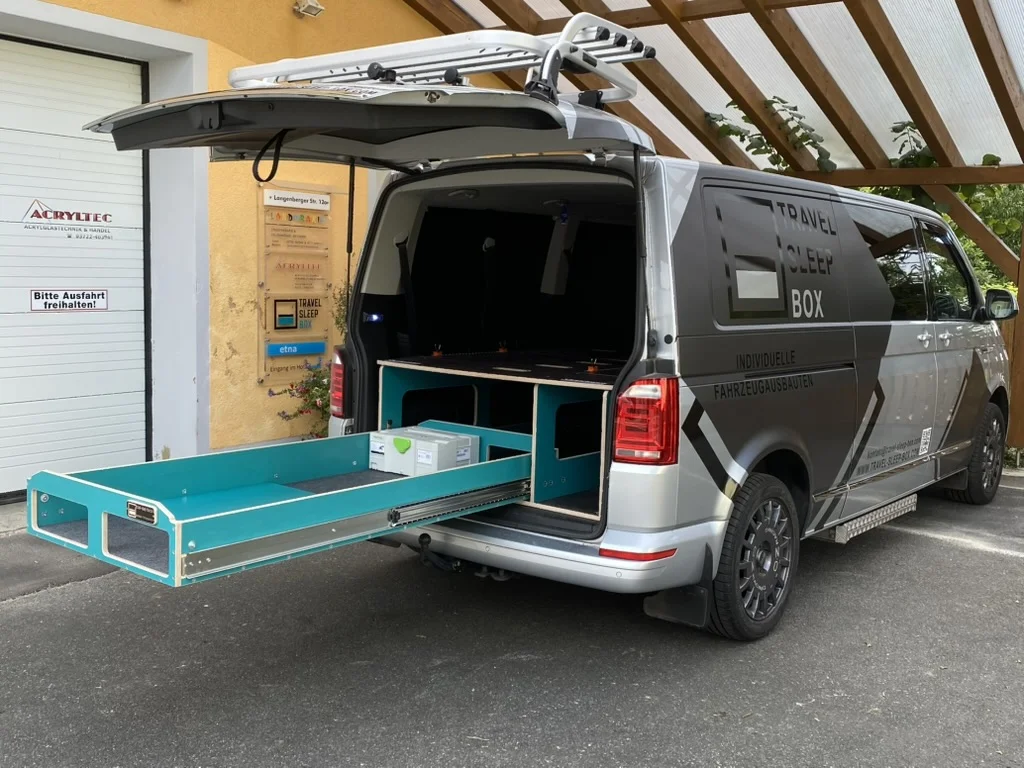 TRAVEL-SLEEP-BOX Heavy Duty für VW Caravelle langer Radstand, extralanger Vollauszug, zeigt sicheren, belastbaren Stauraum.