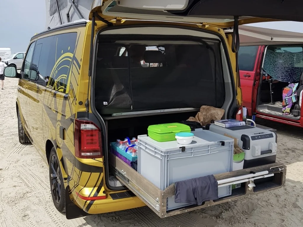 Schlaffläche der TRAVEL-SLEEP-BOX im VW California Beach