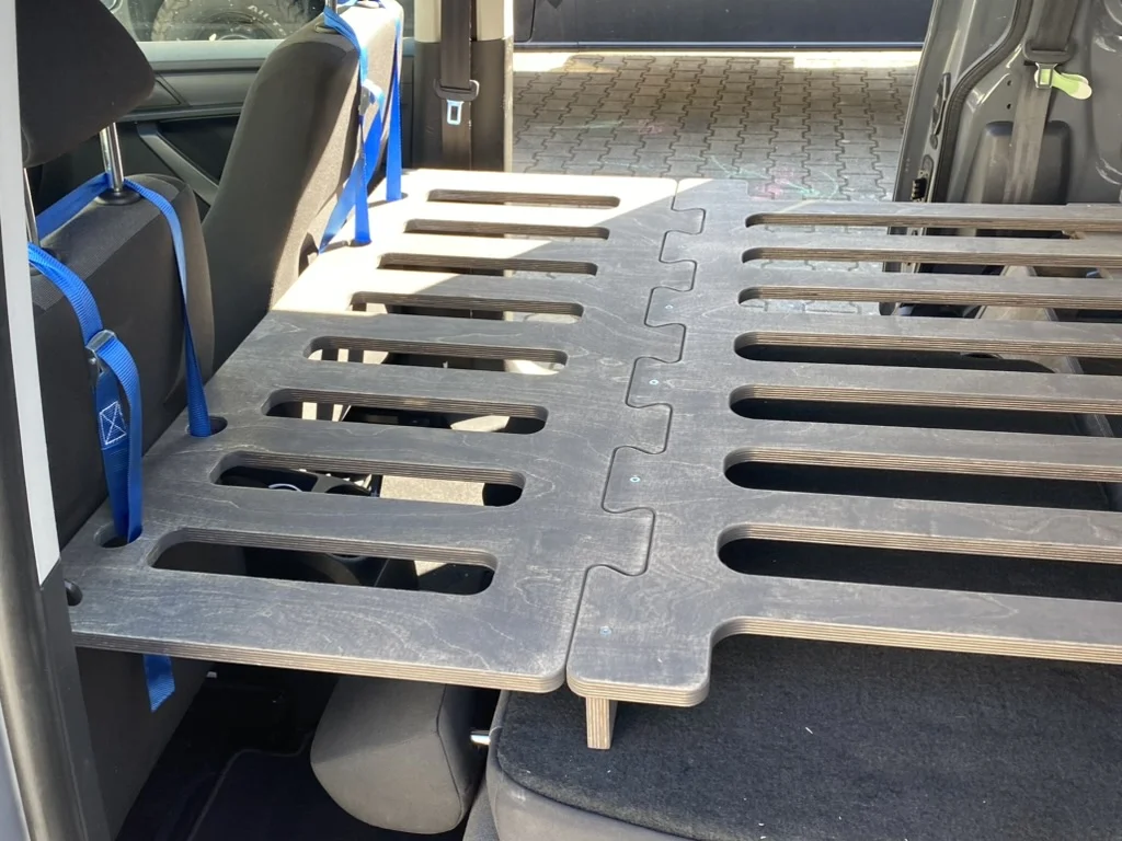 TRAVEL-SLEEP-BOX im VW Caddy, ausgezogen, zeigt Schlafbereich und geordneten Stauraum