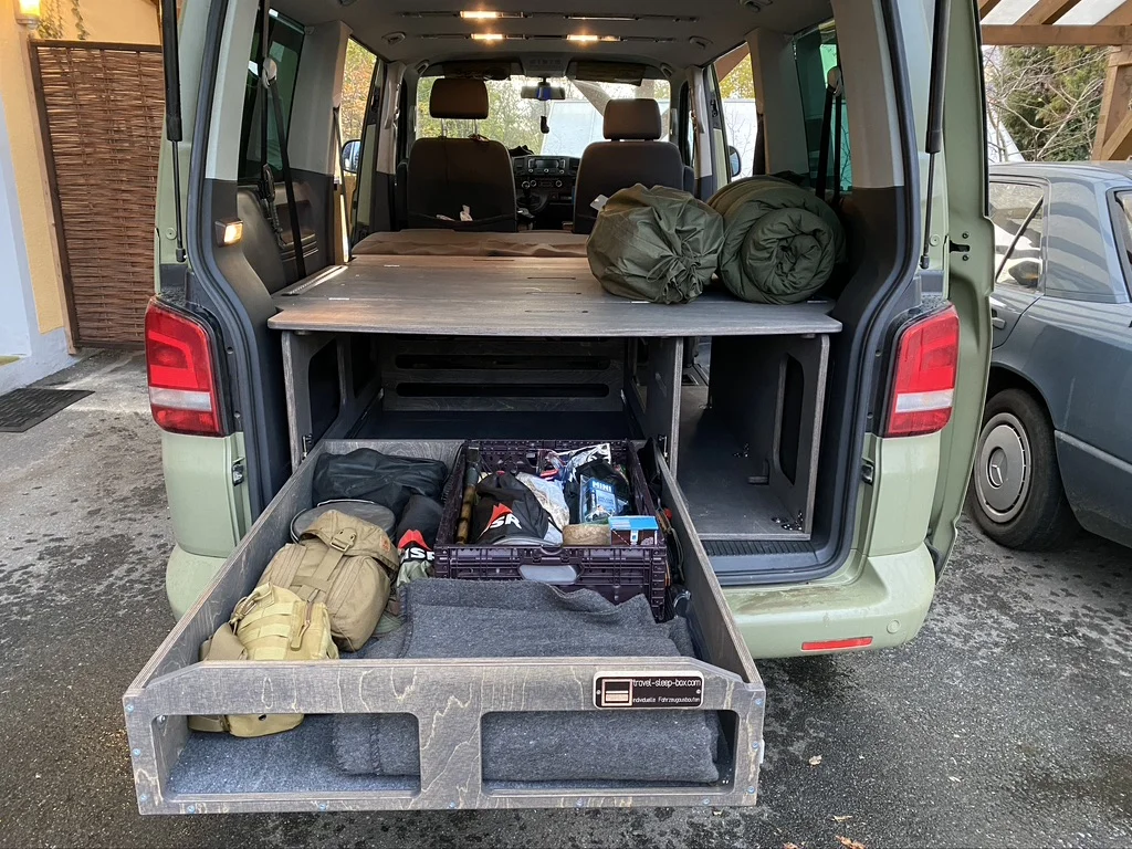 TRAVEL-SLEEP-BOX im VW Caravelle kurzer Radstand mit 1000 mm Schubkasten