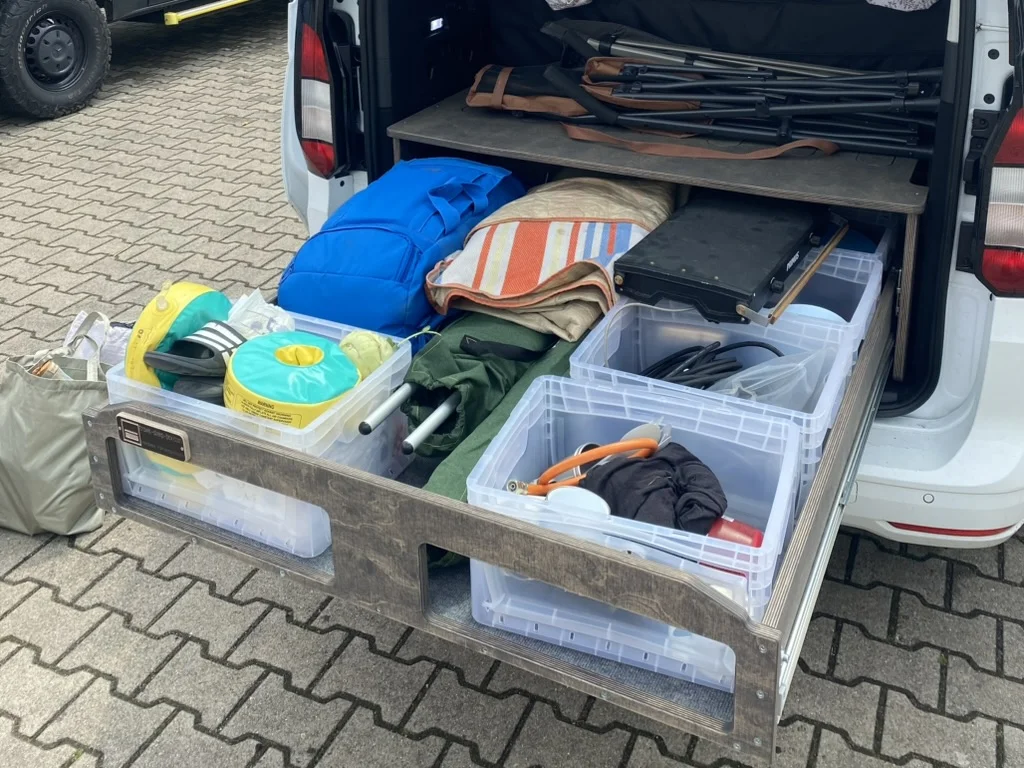 TRAVEL-SLEEP-BOX im Heck des VW Caddy Maxi mit Stauraum für Camping und Alltag