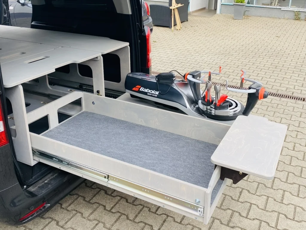 TRAVEL-SLEEP-BOX in der Mercedes-Benz V-Klasse, ausgezogen, zeigt Schlaf- und Stauraum mit 1200 mm Vollauszug