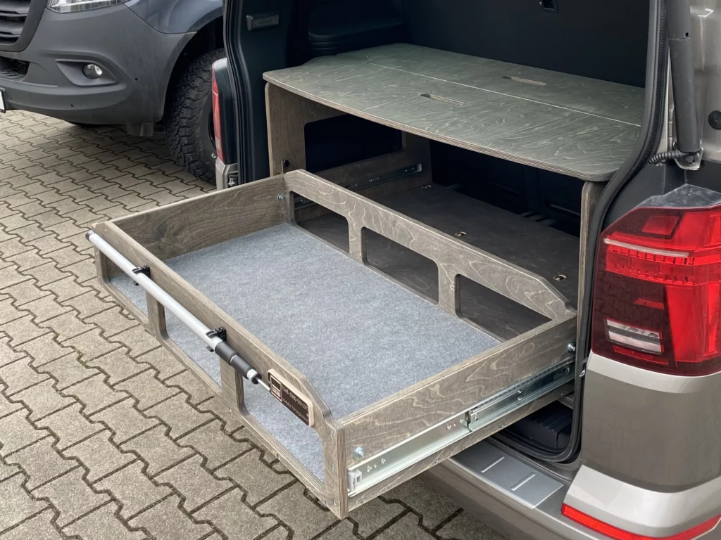 TRAVEL-SLEEP-BOX Basismodul 600 im VW T5–T6.1 Multivan