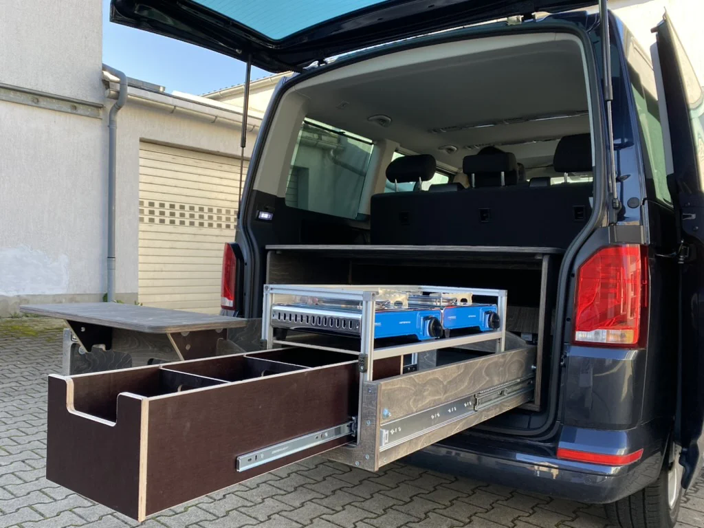 Heckauszug mit Stauraum und Heckküche im Campervan VW Multivan