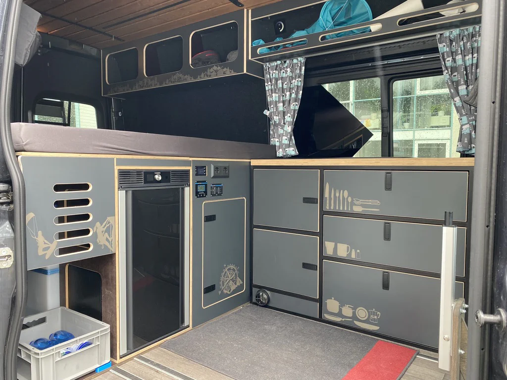 Individuell gebauter Campervan-Innenausbau mit Küche und Stauraum